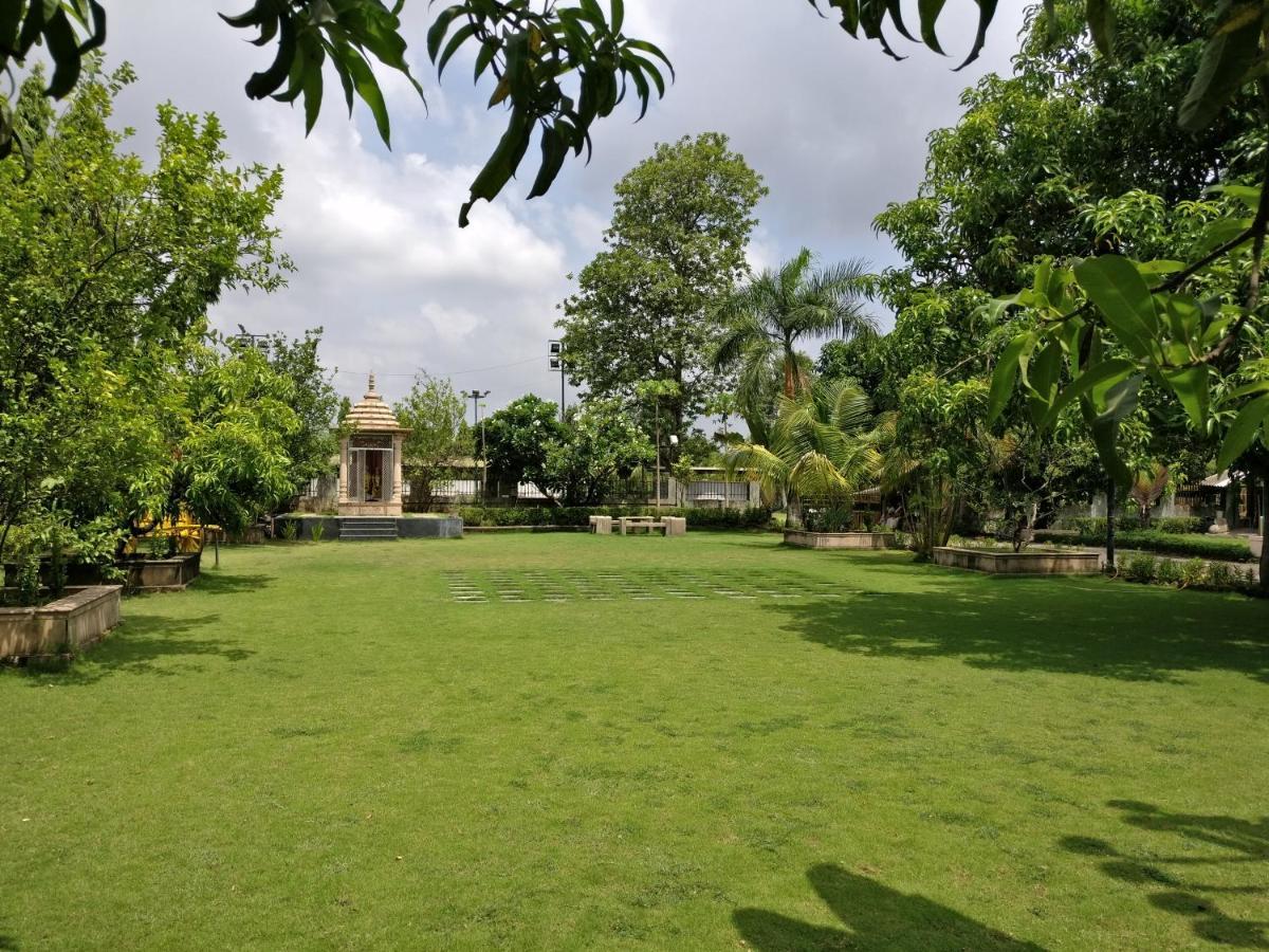 Pushp Vatika Resort & Lawns ナビムンバイ エクステリア 写真
