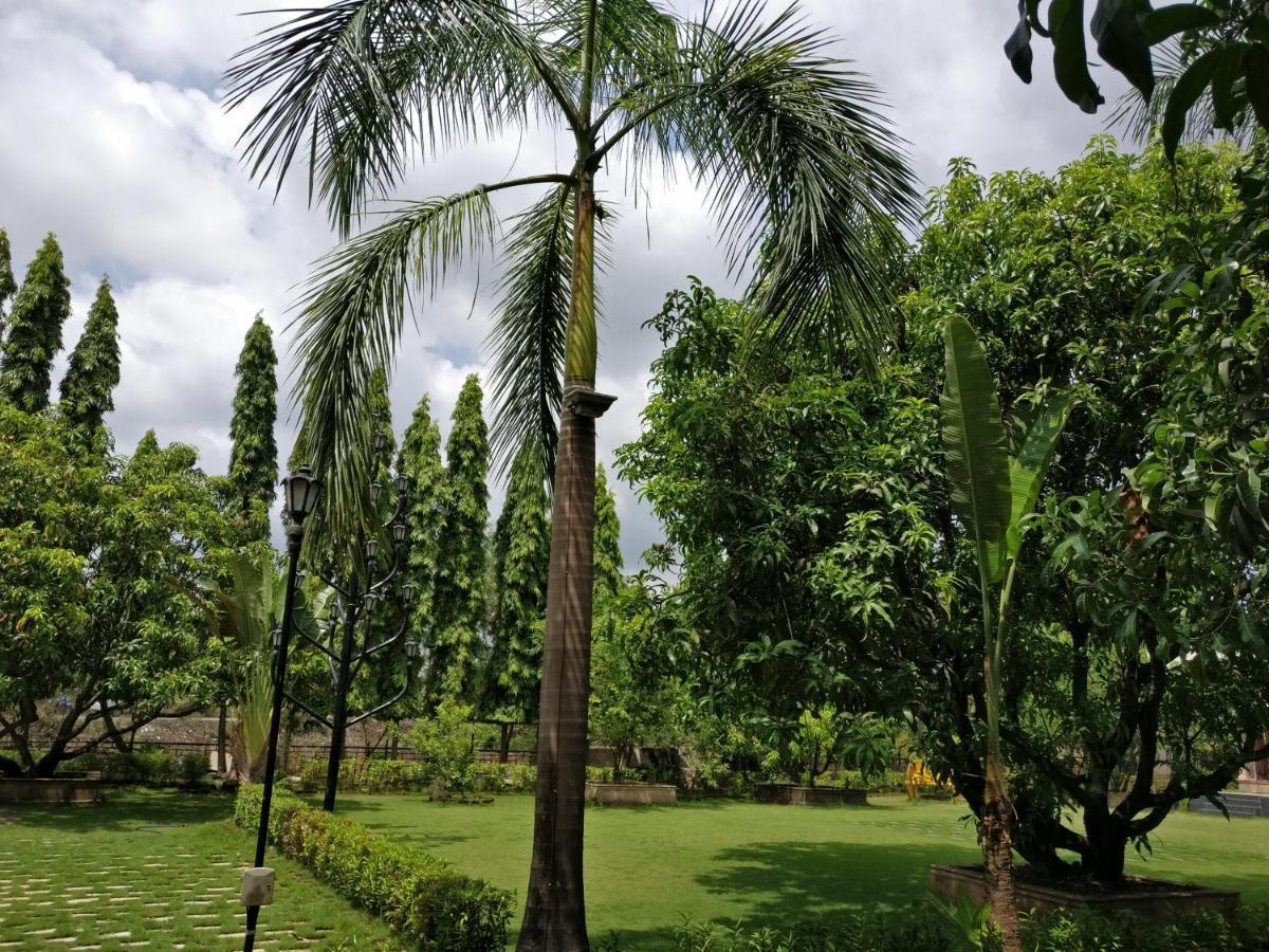 Pushp Vatika Resort & Lawns ナビムンバイ エクステリア 写真
