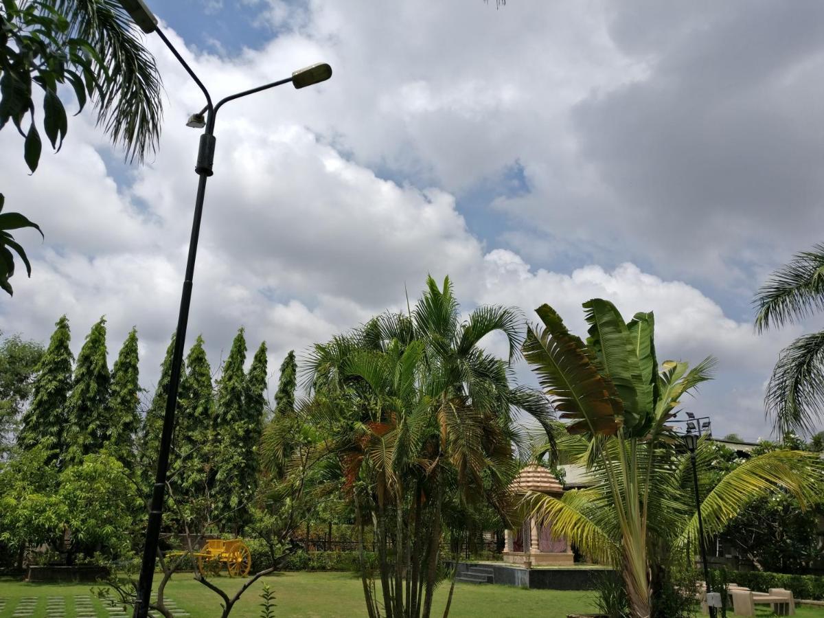 Pushp Vatika Resort & Lawns ナビムンバイ エクステリア 写真