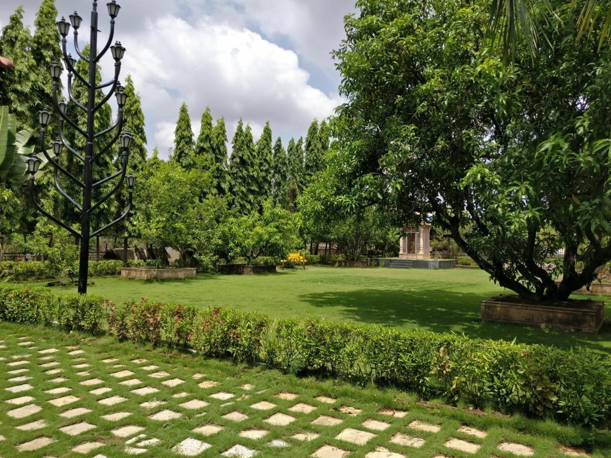 Pushp Vatika Resort & Lawns ナビムンバイ エクステリア 写真