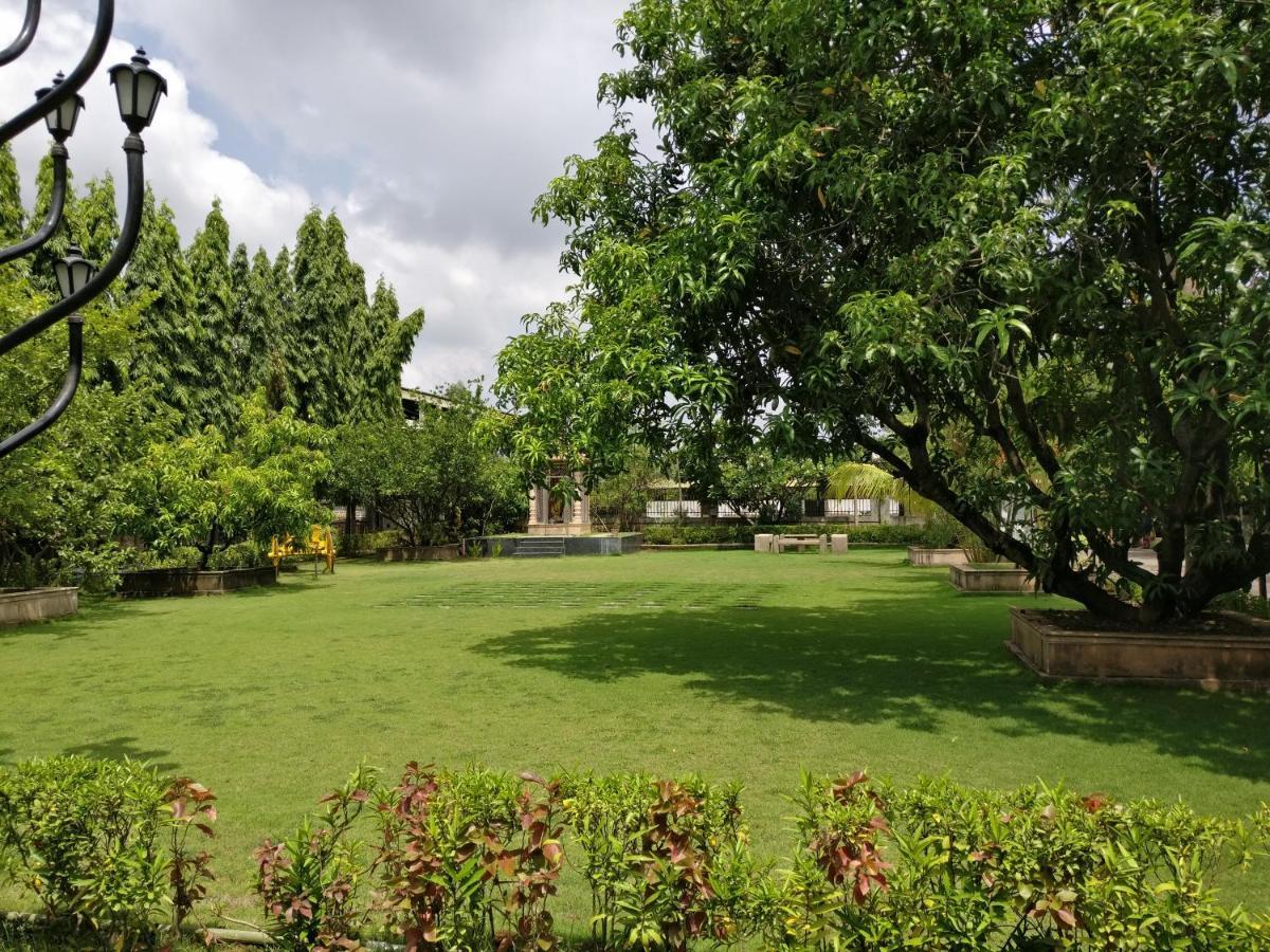 Pushp Vatika Resort & Lawns ナビムンバイ エクステリア 写真