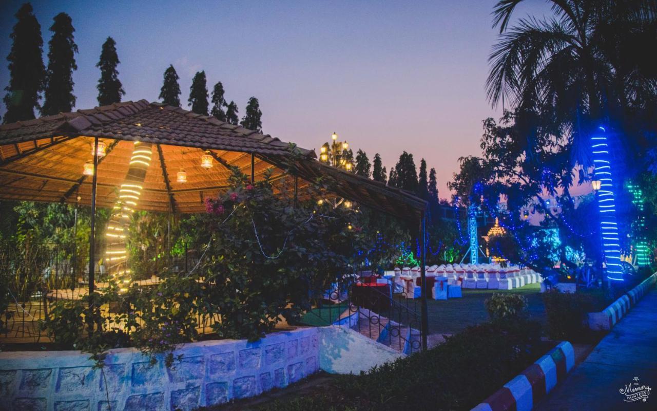 Pushp Vatika Resort & Lawns ナビムンバイ エクステリア 写真