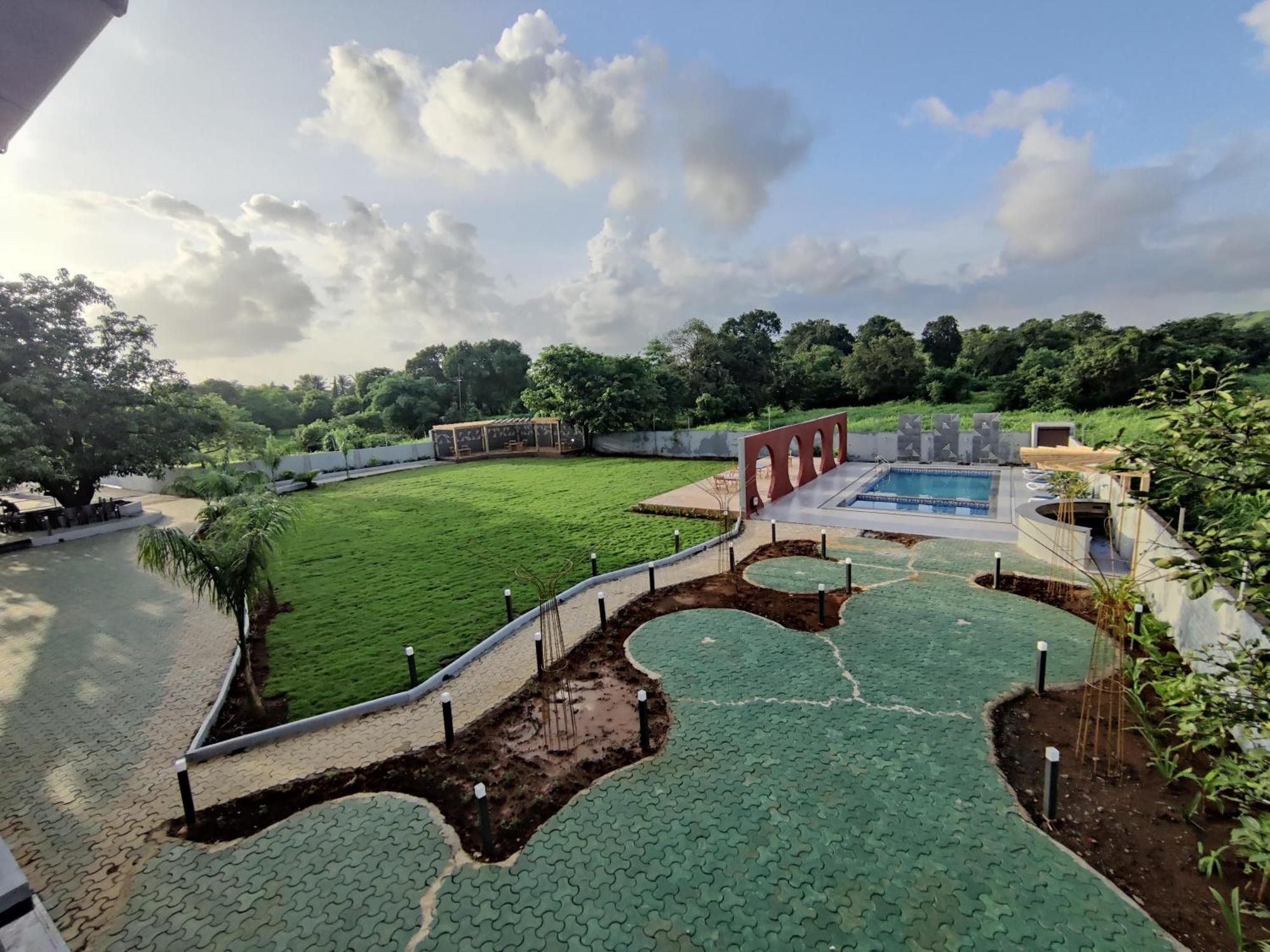 Pushp Vatika Resort & Lawns ナビムンバイ エクステリア 写真