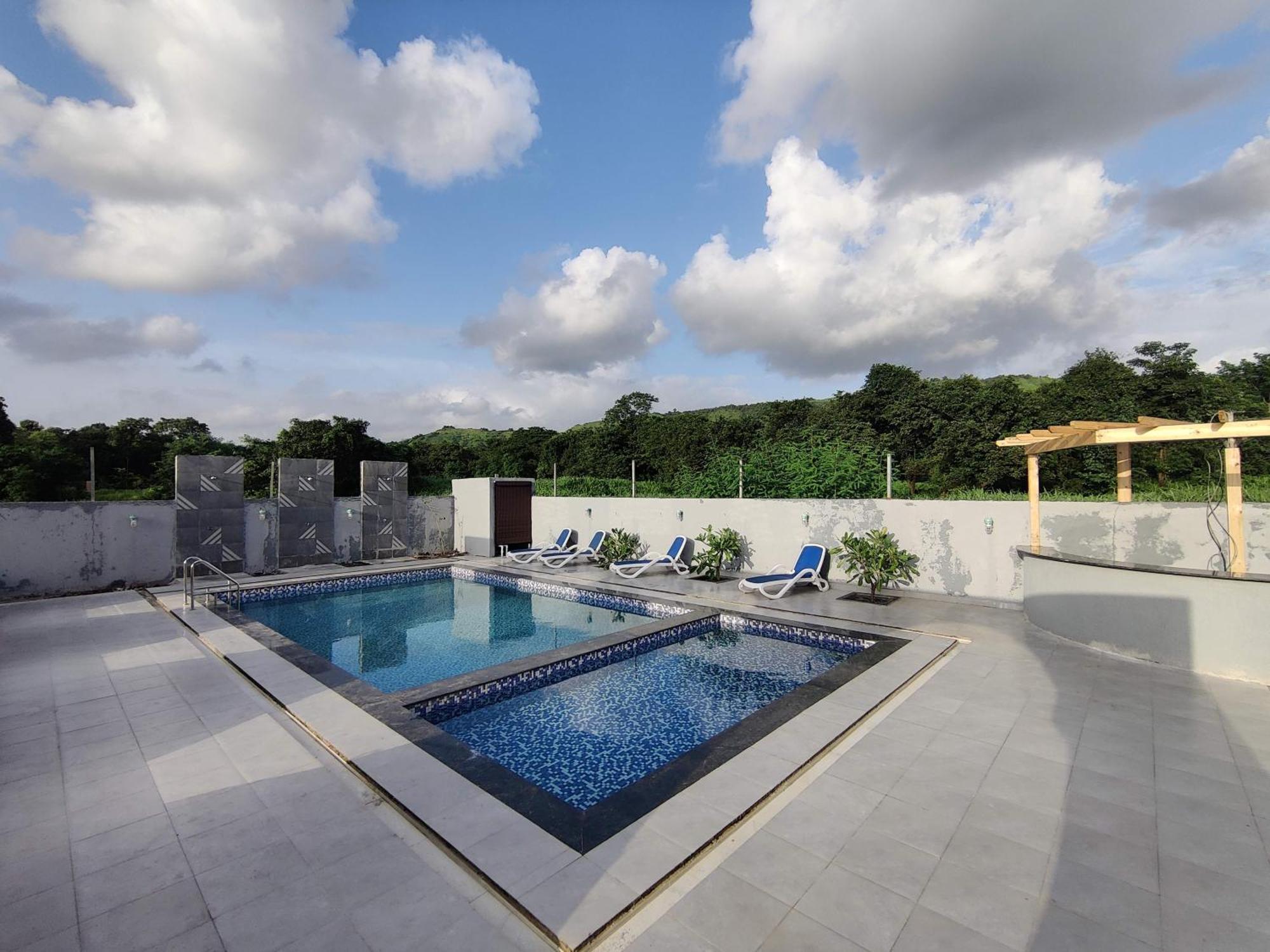 Pushp Vatika Resort & Lawns ナビムンバイ エクステリア 写真