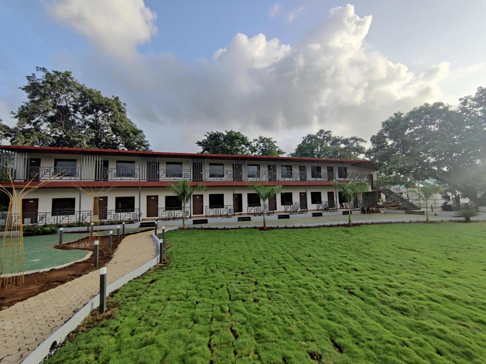 Pushp Vatika Resort & Lawns ナビムンバイ エクステリア 写真