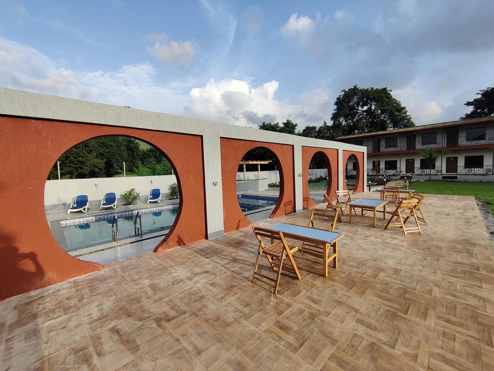 Pushp Vatika Resort & Lawns ナビムンバイ エクステリア 写真