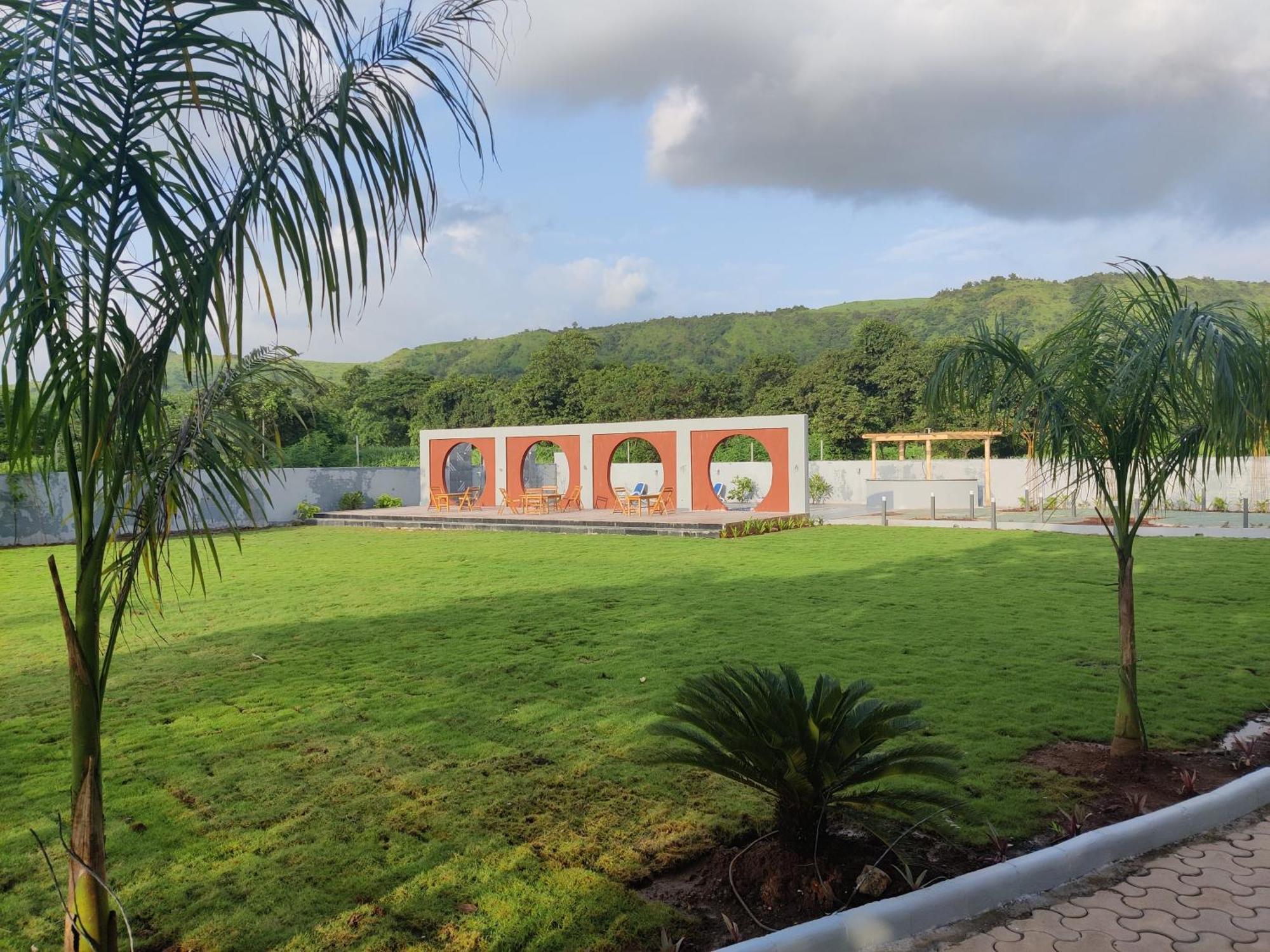 Pushp Vatika Resort & Lawns ナビムンバイ エクステリア 写真
