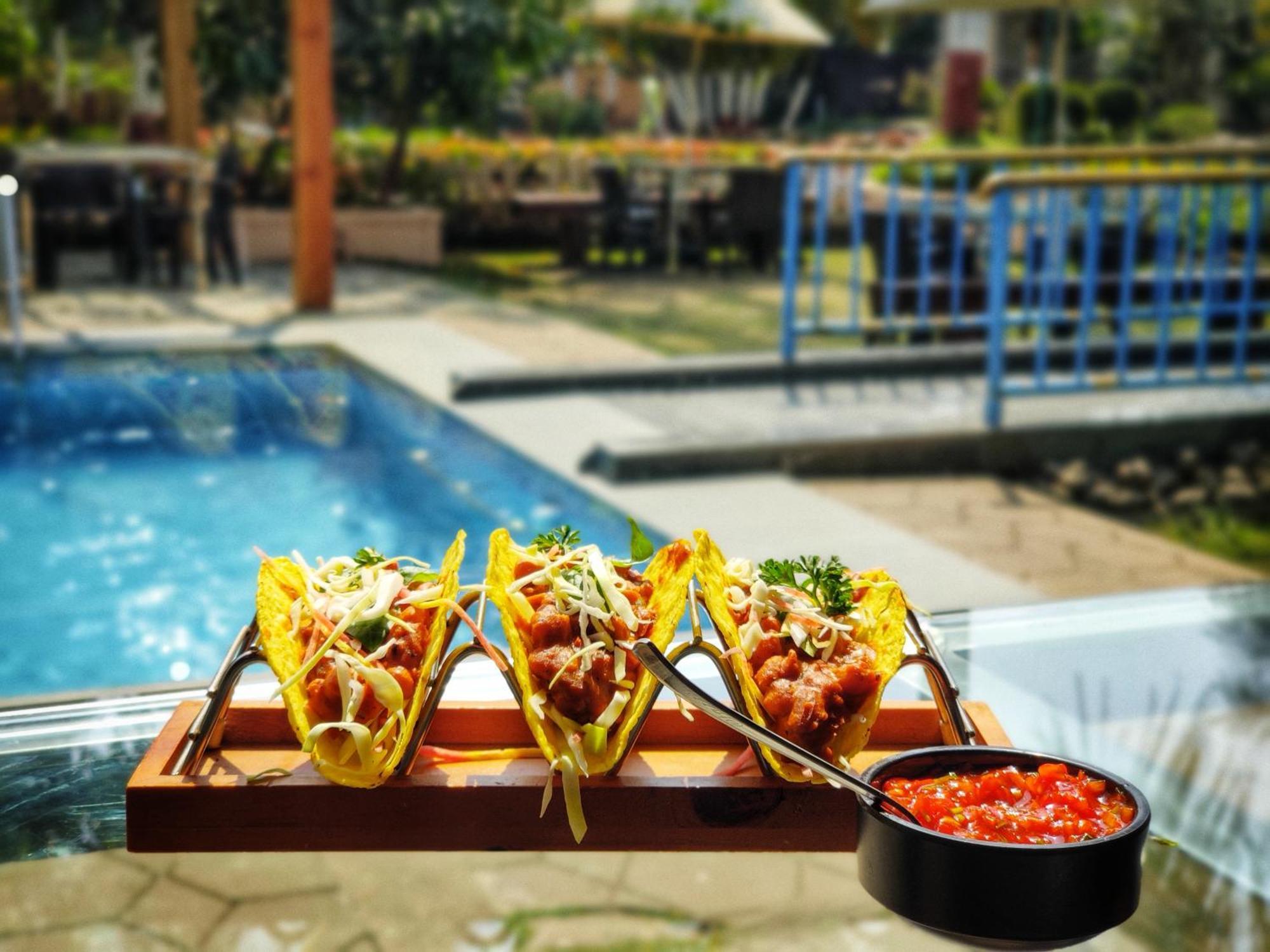 Pushp Vatika Resort & Lawns ナビムンバイ エクステリア 写真