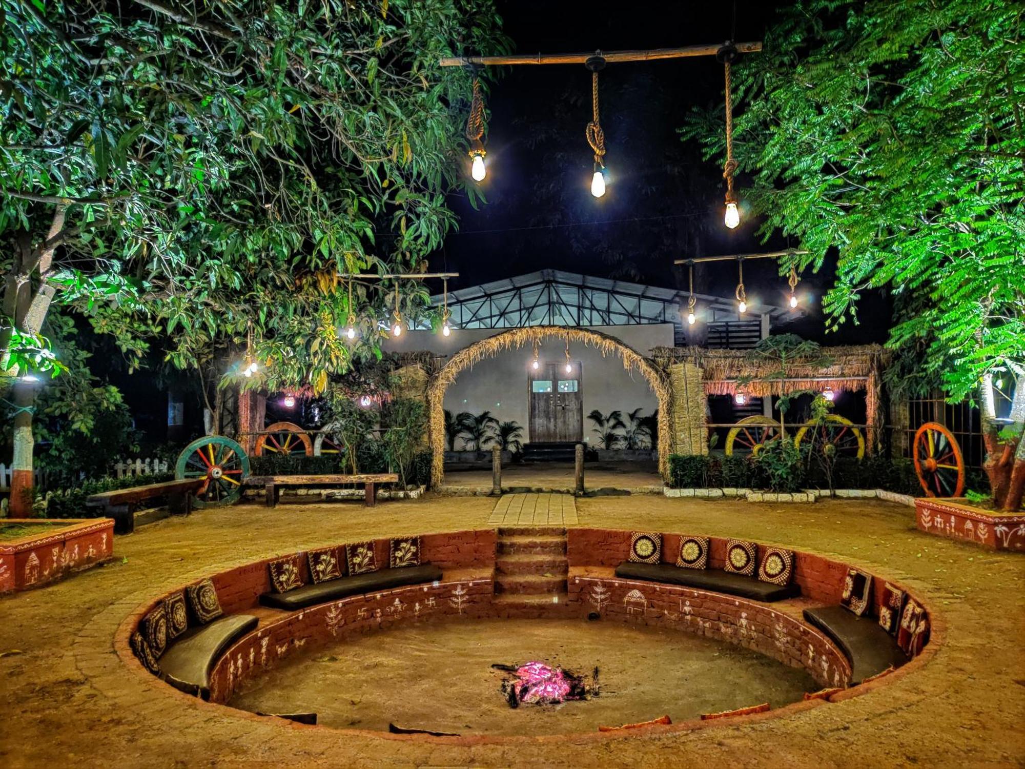 Pushp Vatika Resort & Lawns ナビムンバイ エクステリア 写真