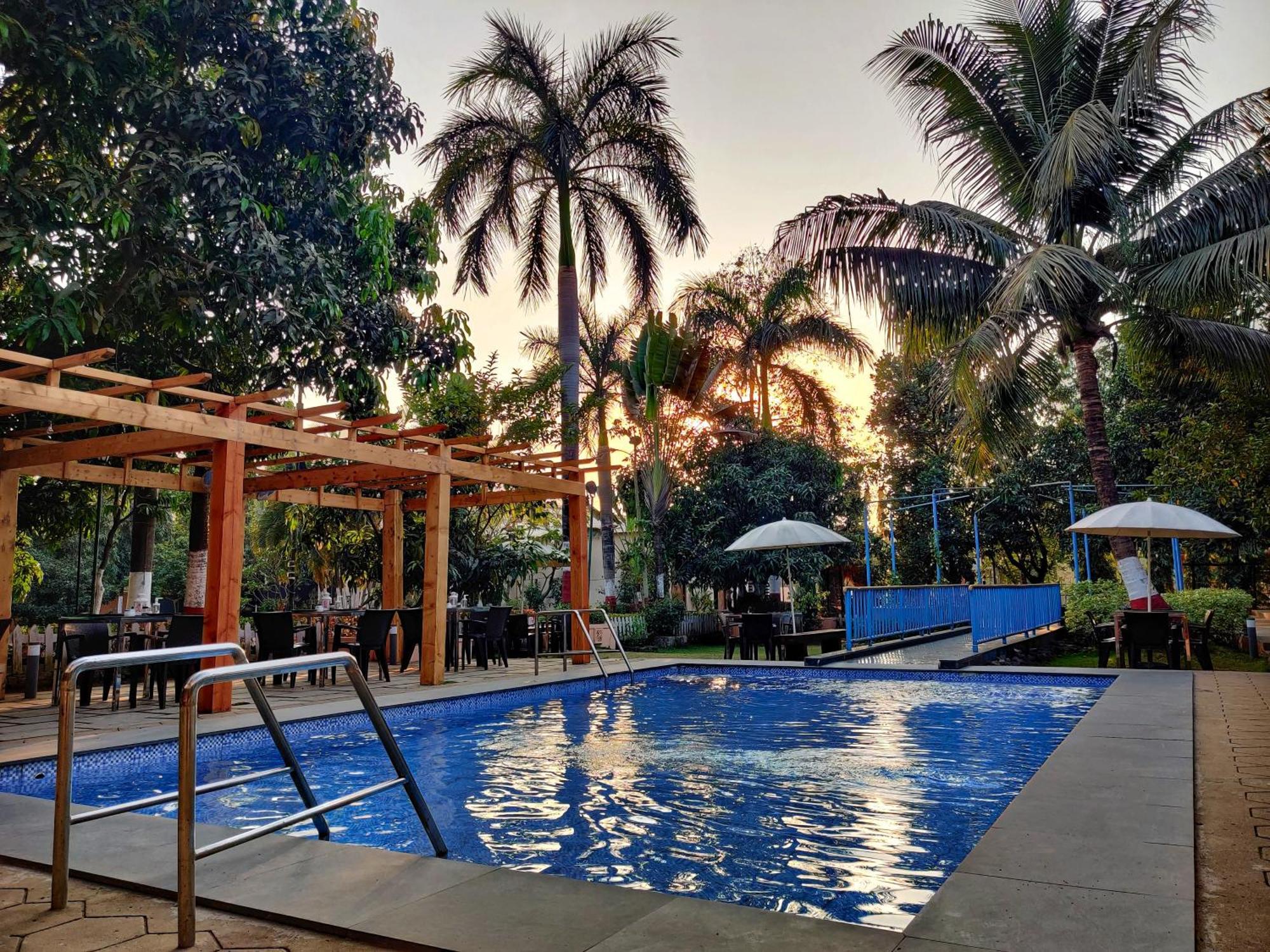Pushp Vatika Resort & Lawns ナビムンバイ エクステリア 写真