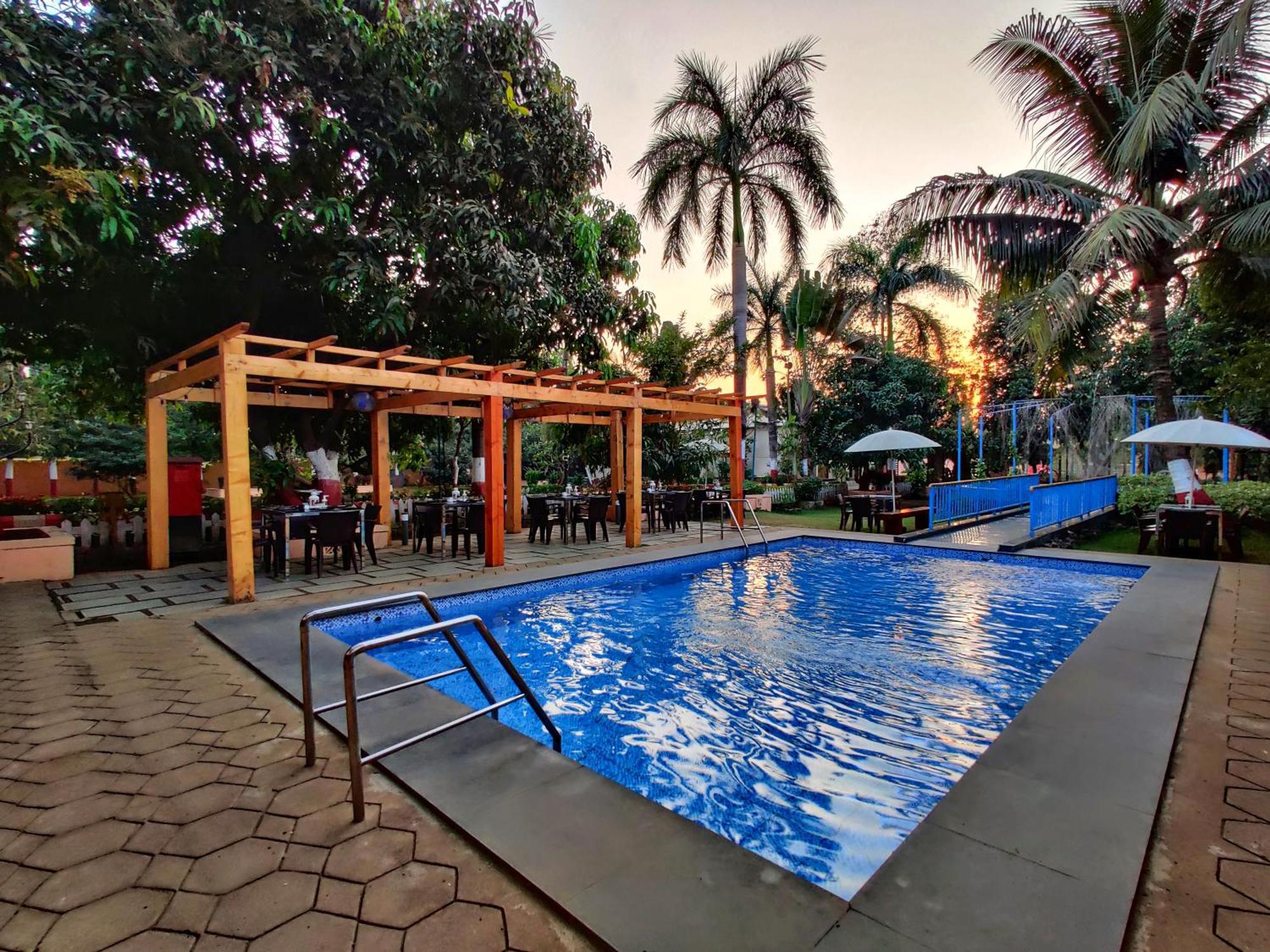 Pushp Vatika Resort & Lawns ナビムンバイ エクステリア 写真