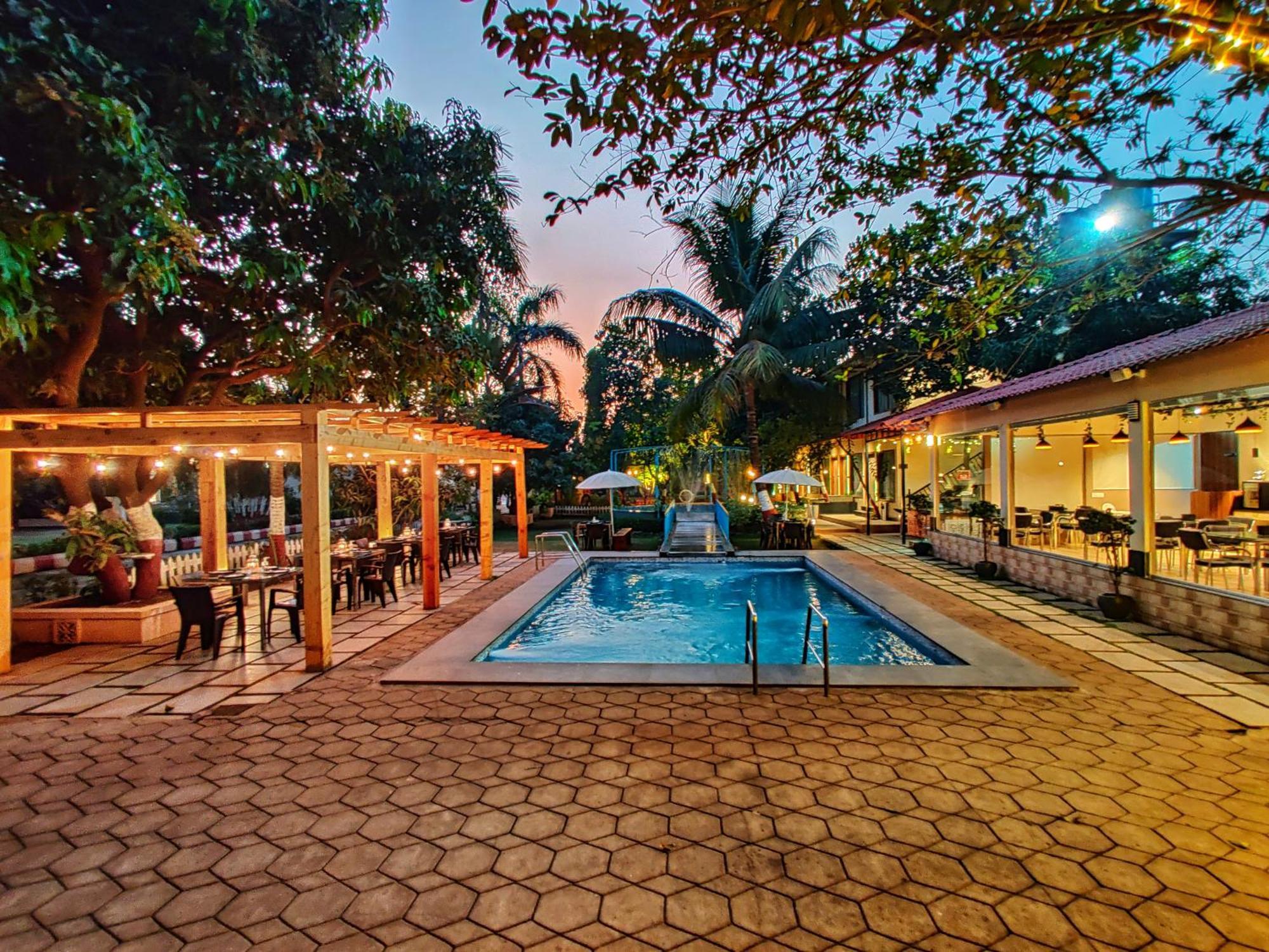 Pushp Vatika Resort & Lawns ナビムンバイ エクステリア 写真