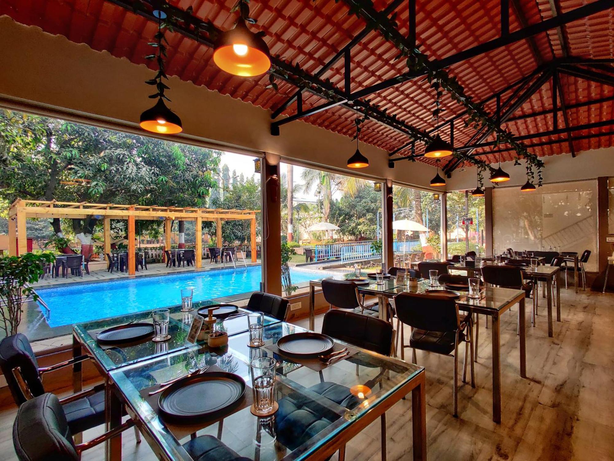 Pushp Vatika Resort & Lawns ナビムンバイ エクステリア 写真