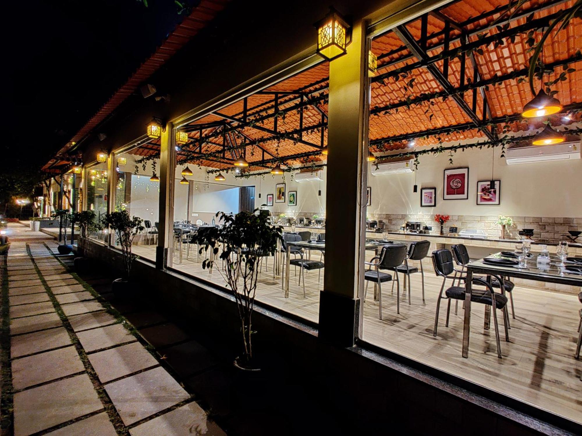 Pushp Vatika Resort & Lawns ナビムンバイ エクステリア 写真