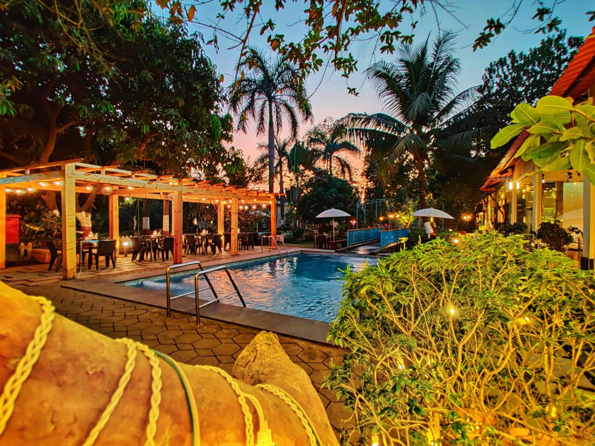 Pushp Vatika Resort & Lawns ナビムンバイ エクステリア 写真