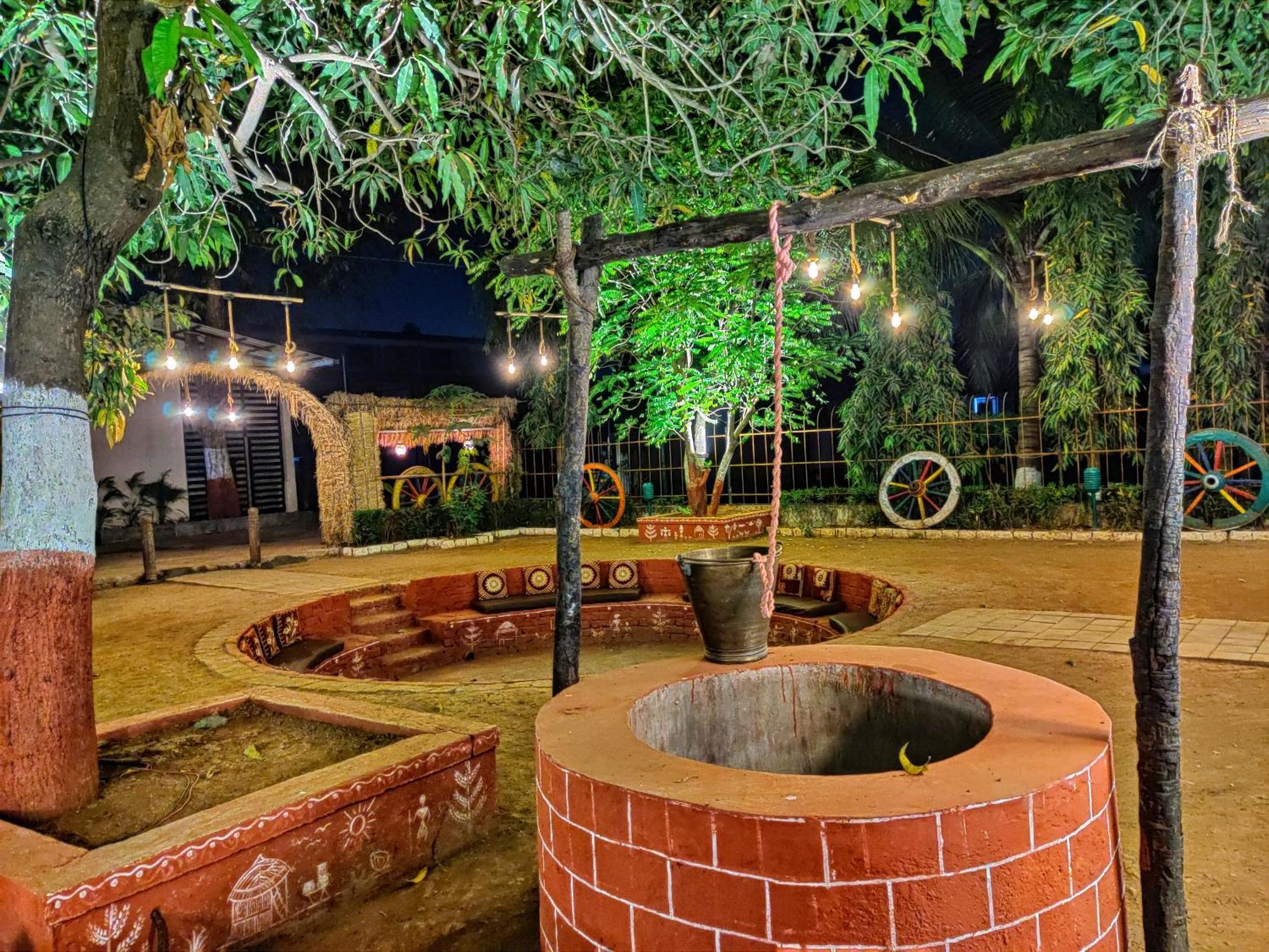 Pushp Vatika Resort & Lawns ナビムンバイ エクステリア 写真
